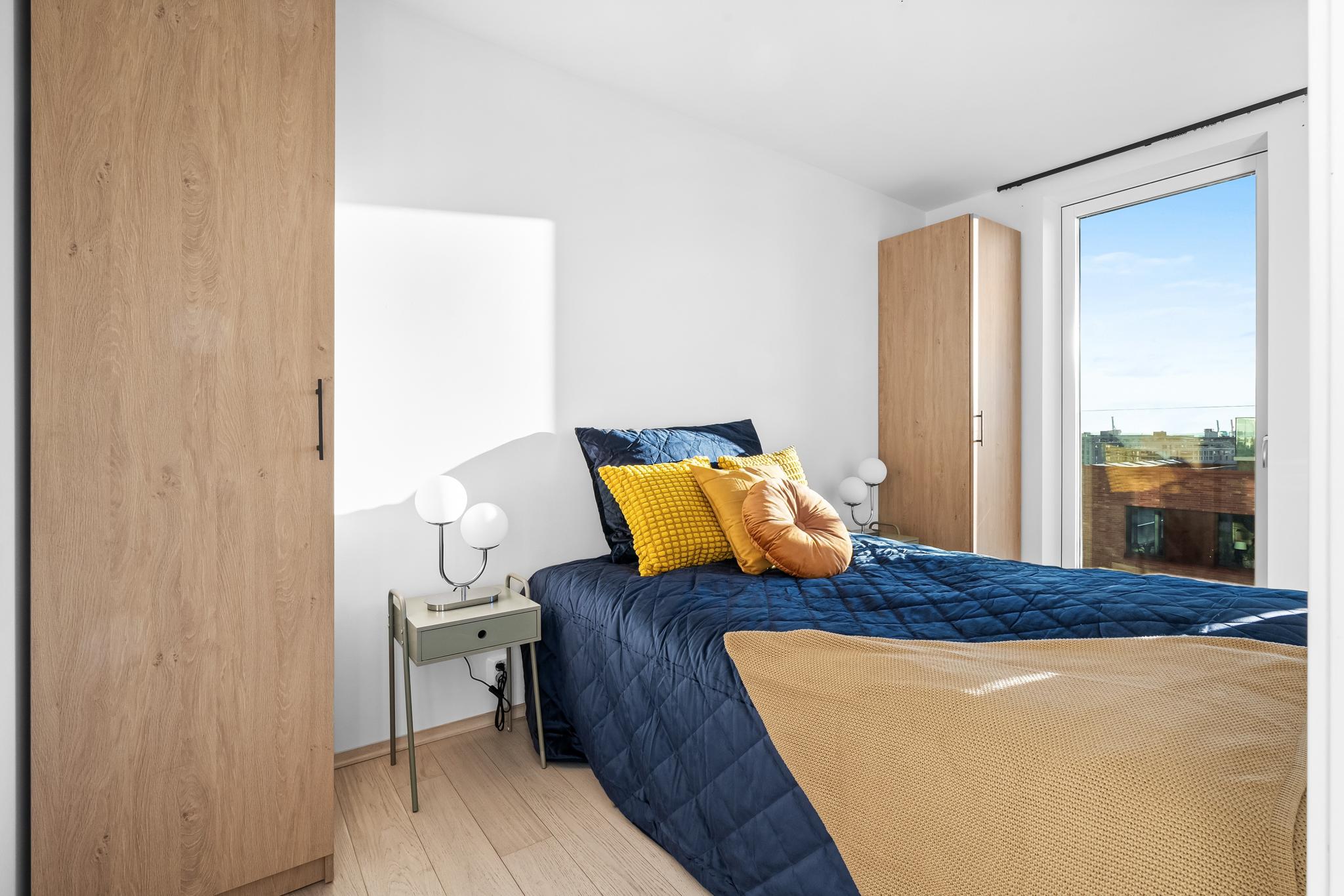 Romslig soverom med rikelig plass til dobbelt
seng, nattbord og mer.